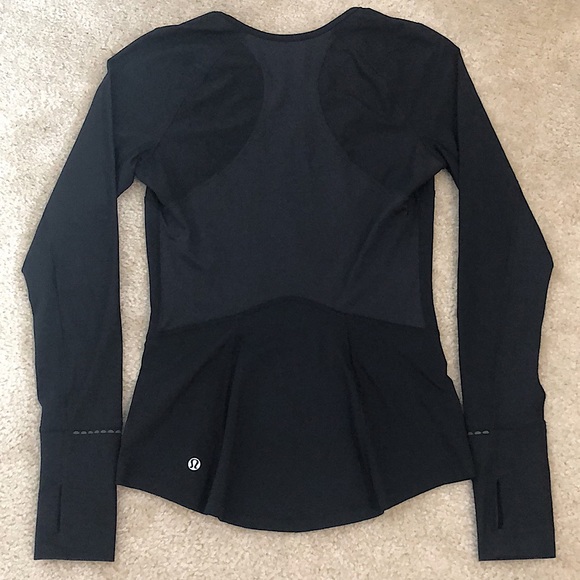 lululemon athletica Tops - Lululemon black fitted long sleeve w/thumb holes. NWOT!Sz 2